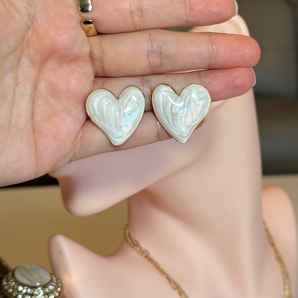 ⚜️ Elegant Heart-Shaped White Earrings - Picture 9 of 10